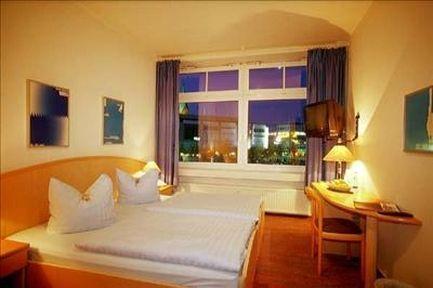 Hotel Am Schwedenkai Кил Екстериор снимка